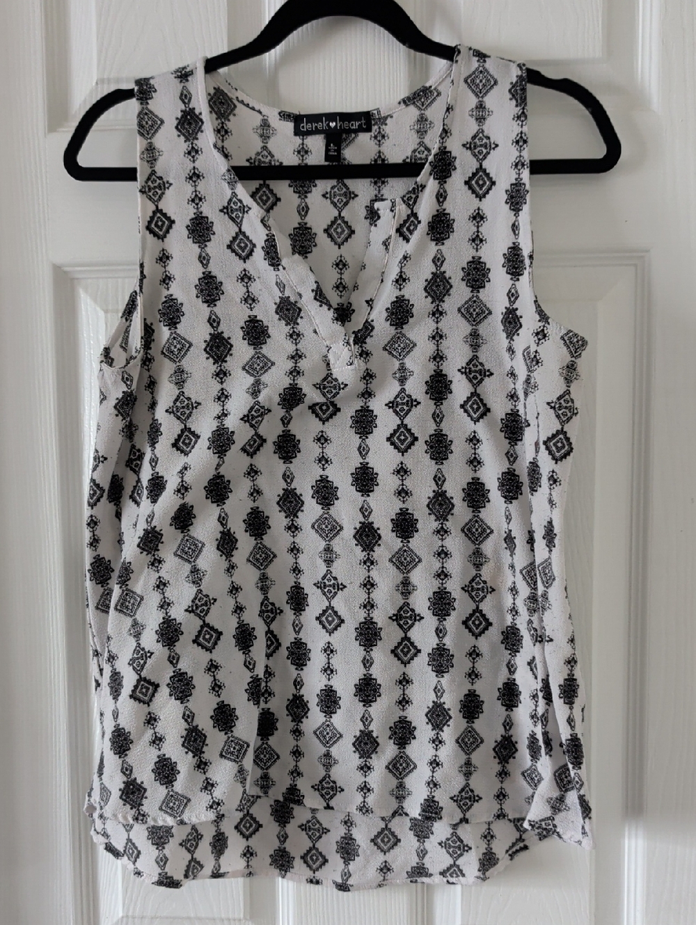 derek heart White & Black Printed V-Neck Top